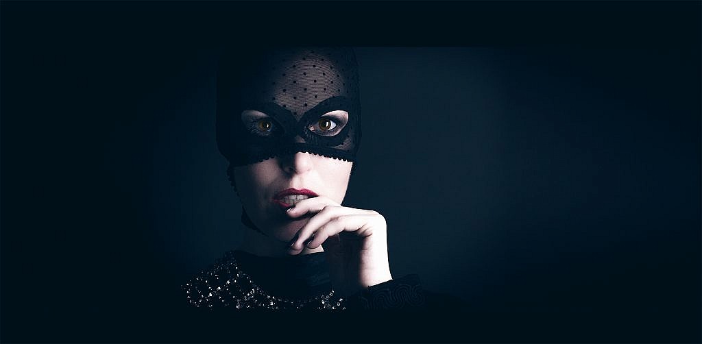 Spurensuche - Frau mit Maske