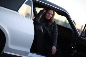 Frau in Ford Cougar
